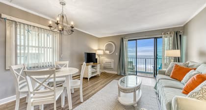 Condominio en el último piso con balcón privado, elevador, impresionantes vistas al mar.