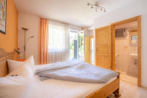 Desk, laptop workspace, free WiFi - Landhotel Weißer Hahn (Wemding)