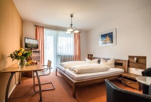 Habitación con 1 cama doble o 2 individuales | Escritorio, espacio para trabajar con un portátil, wifi gratis