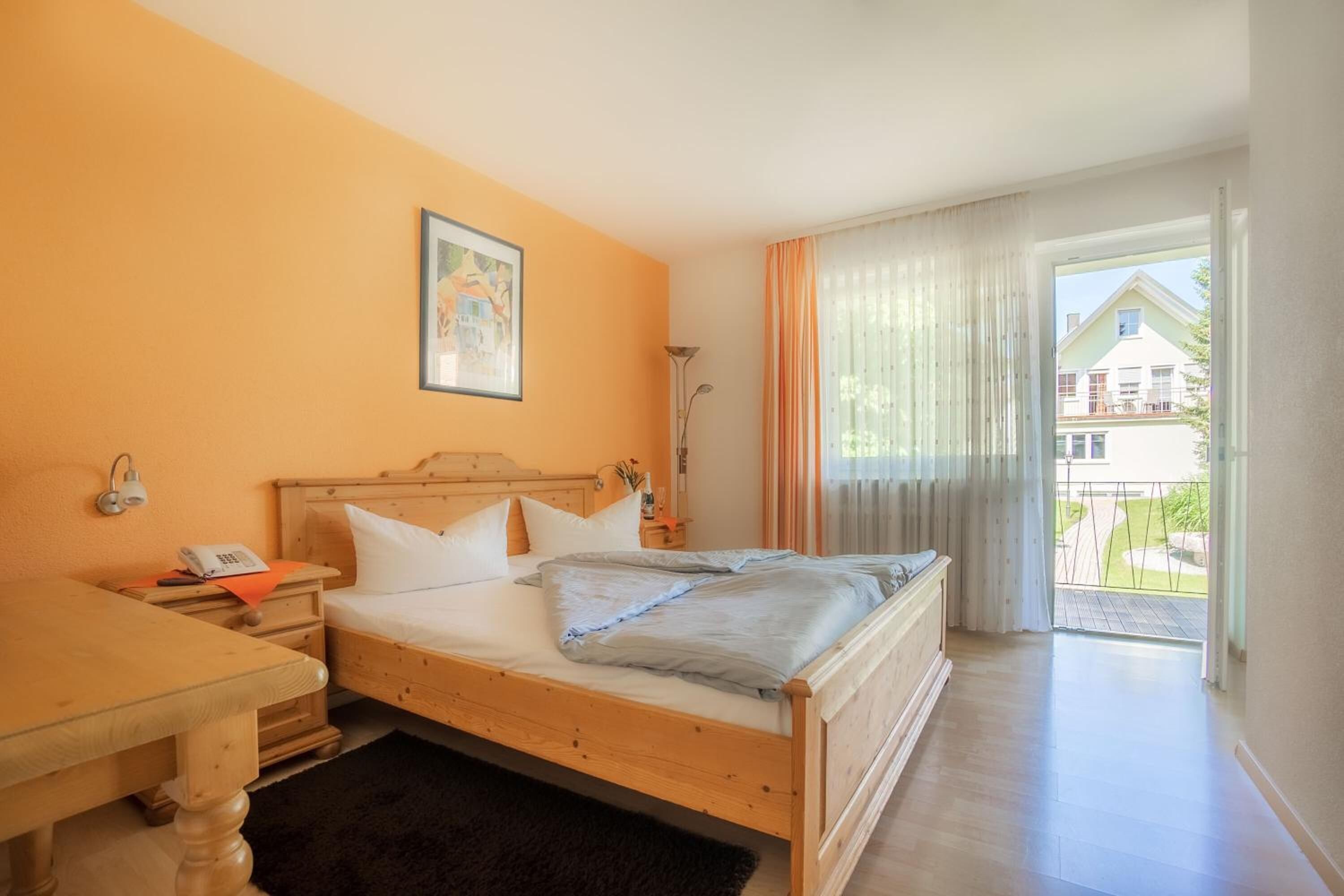 Escritorio, espacio para trabajar con laptop y wifi gratis 