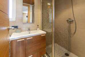 Een douche, een haardroger, handdoeken