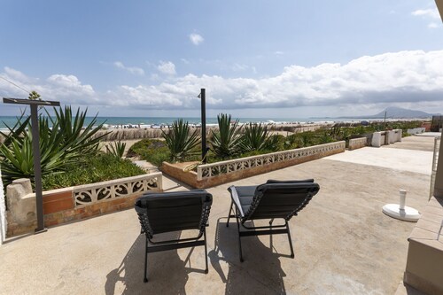 ANNA - Fantastic house right in front the beach in Denia