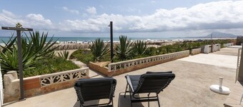 ANNA - Fantastic house right in front the beach in Denia