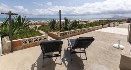 ANNA - Fantastic house right in front the beach in Denia