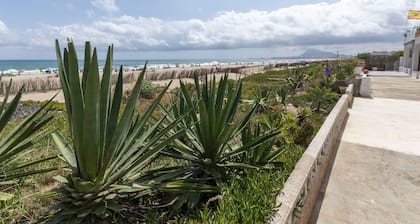 ANNA - Fantastic house right in front the beach in Denia