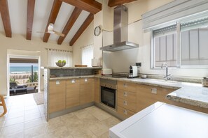 Fridge, microwave, oven, stovetop - ANNA - Fantastic house right in front the beach in Denia (Dénia)