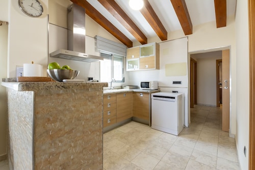 ANNA - Fantastic house right in front the beach in Denia