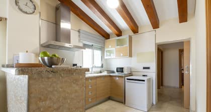 ANNA - Fantastic house right in front the beach in Denia