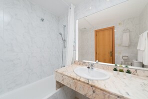Ensemble baignoire-douche, séchoir à cheveux, bidet, serviettes fournies