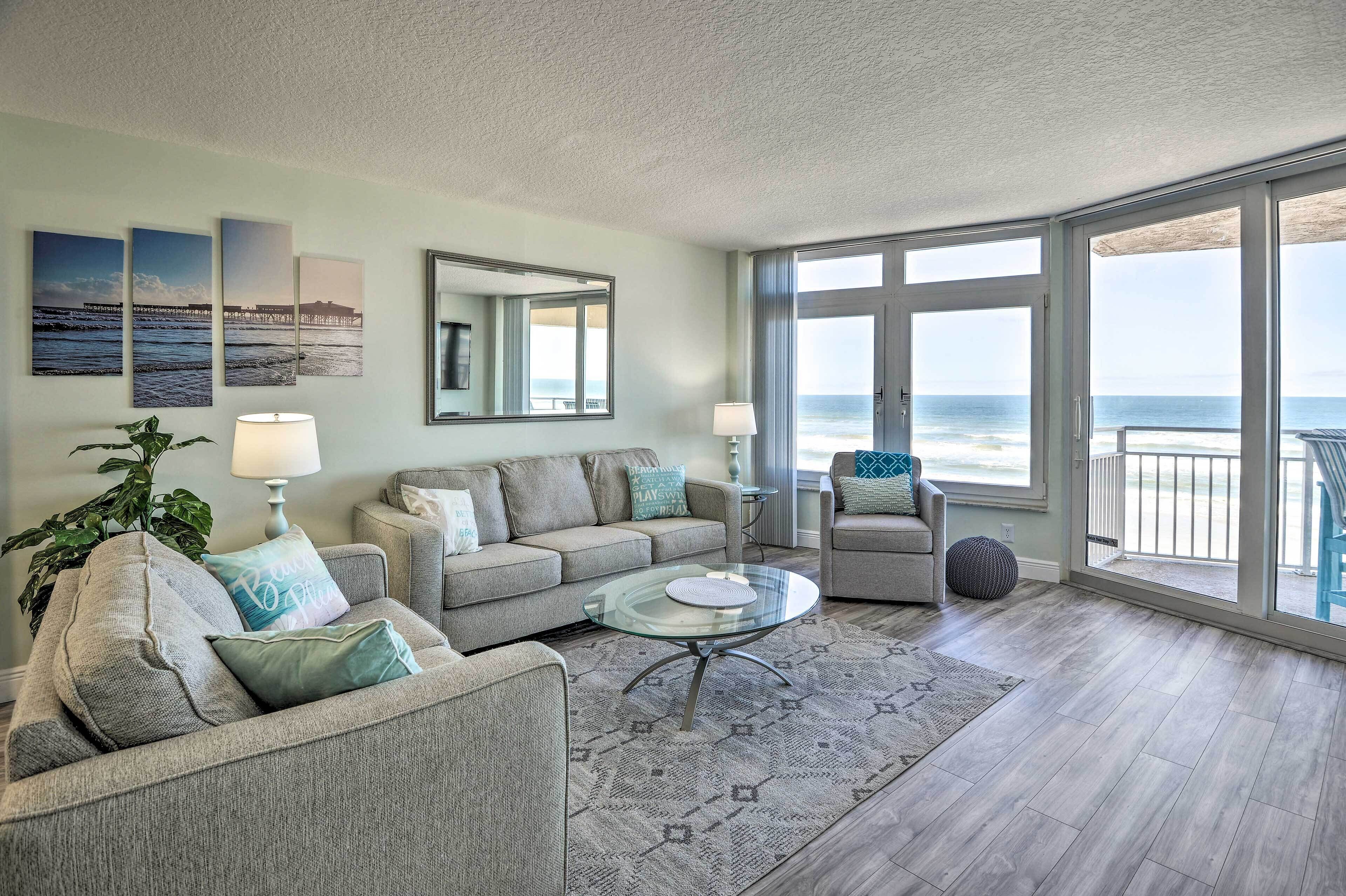 Oceanfront Home w/ Balcony: Steps to Daytona Beach