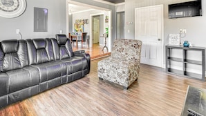 Living area - 5 Mi to French Quarter: NOLA Getaway w/ Patio! (New Orleans)