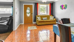 Living area - 5 Mi to French Quarter: NOLA Getaway w/ Patio! (New Orleans)