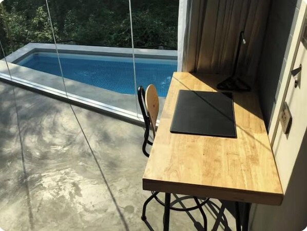 สระว่ายน้ำกลางแจ้ง