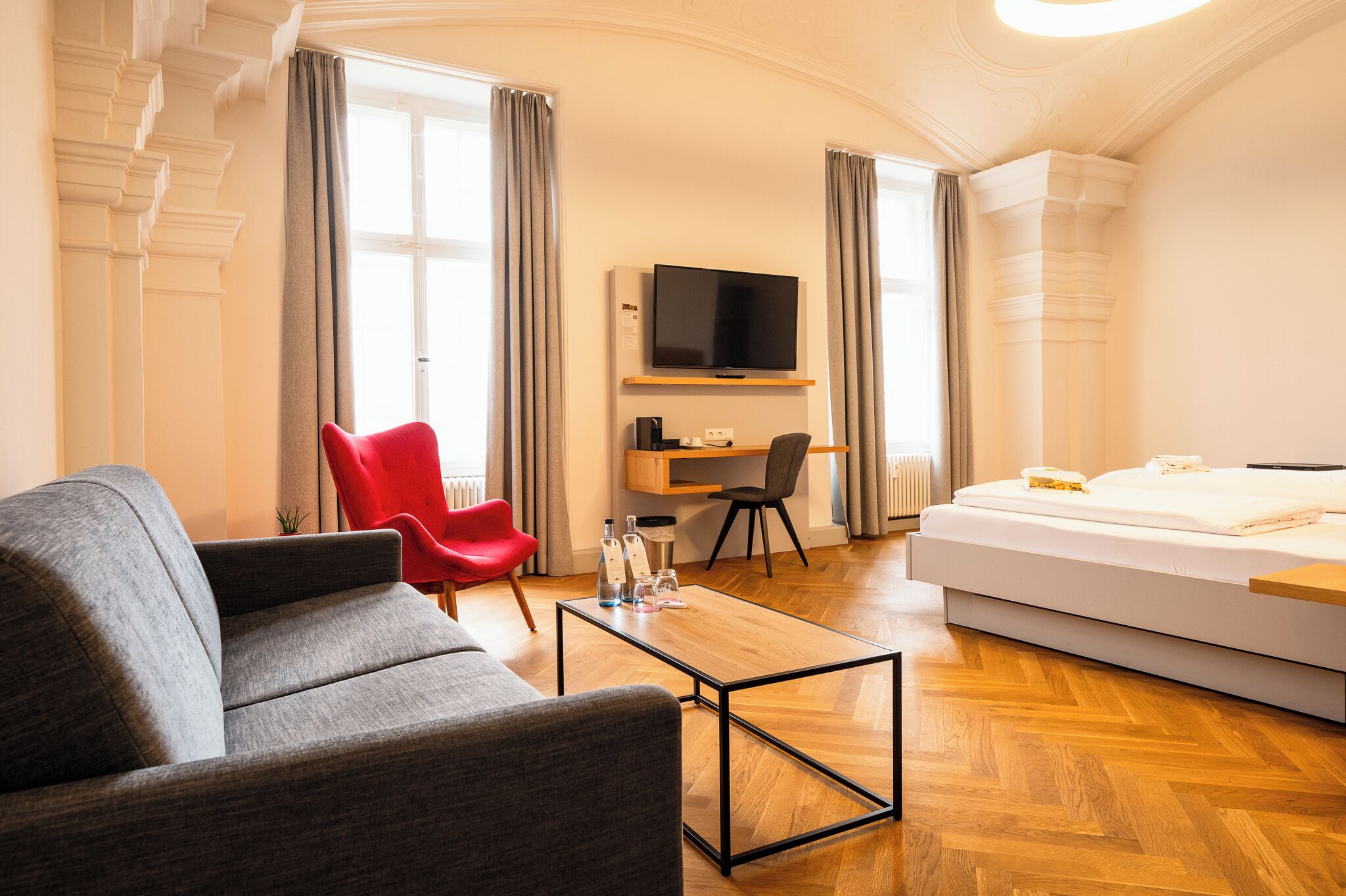 Suite | Hypo-allergenic bedding, in-room safe, desk, laptop workspace