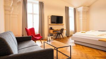 Suite | Hypo-allergenic bedding, in-room safe, desk, laptop workspace