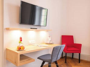 Chambre double | Aire de séjour | Téléviseur connecté de 42 po avec télévision par satellite