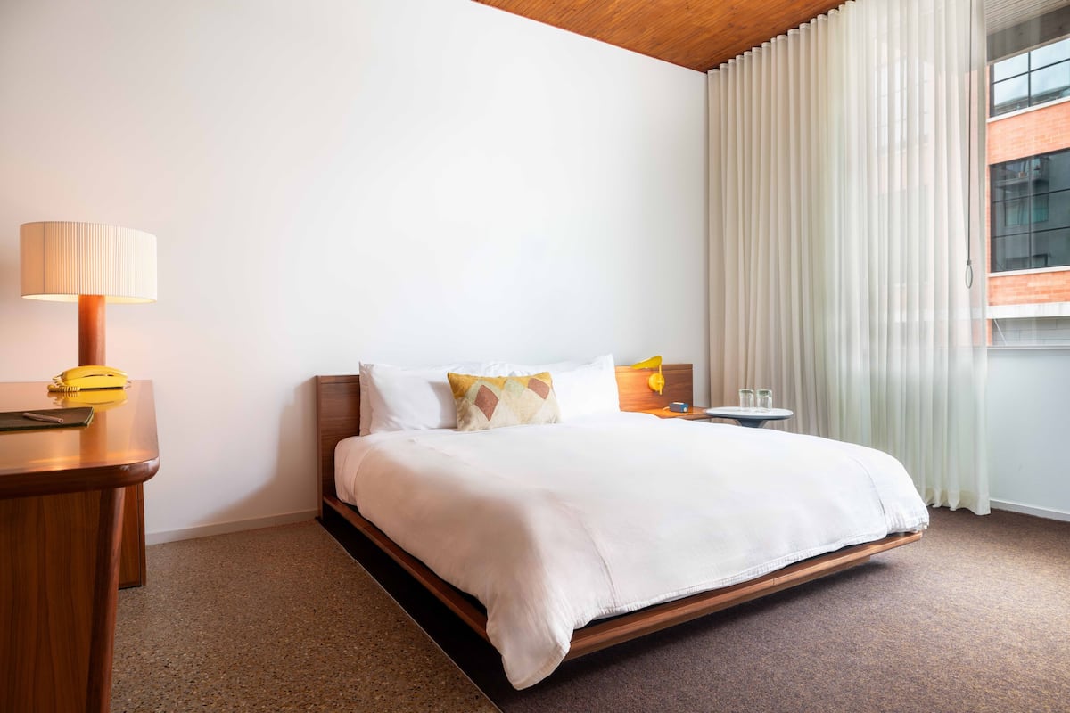 Rum - 1 kingsize-säng - tillgänglighetsanpassat | Sängtillbehör av högsta kvalitet, bäddmadrasser och minibar