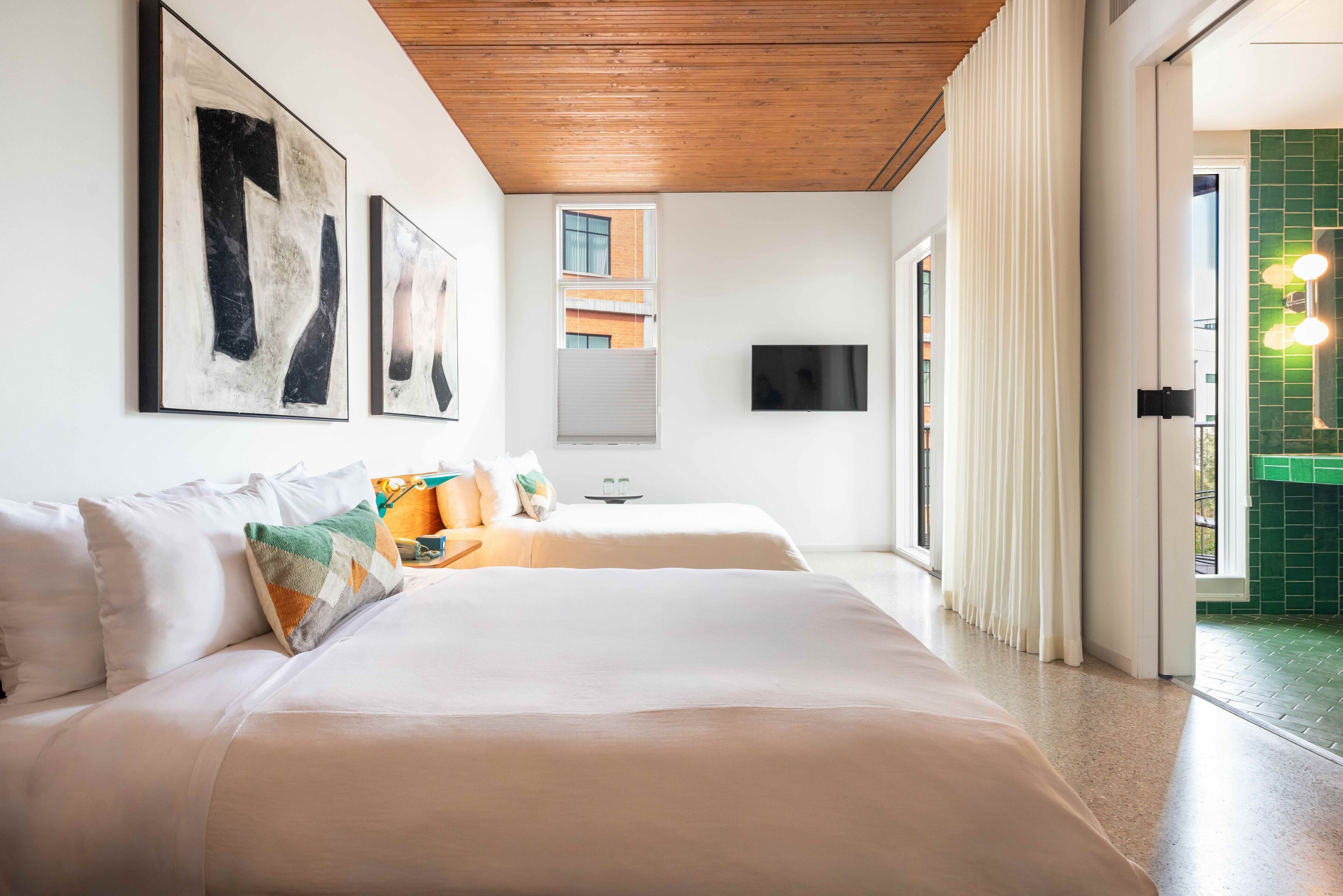 Rum - 2 queensize-sängar - tillgänglighetsanpassat | Vardagsrum | 42-tums smart-tv med digitalkanaler, tv och Netflix