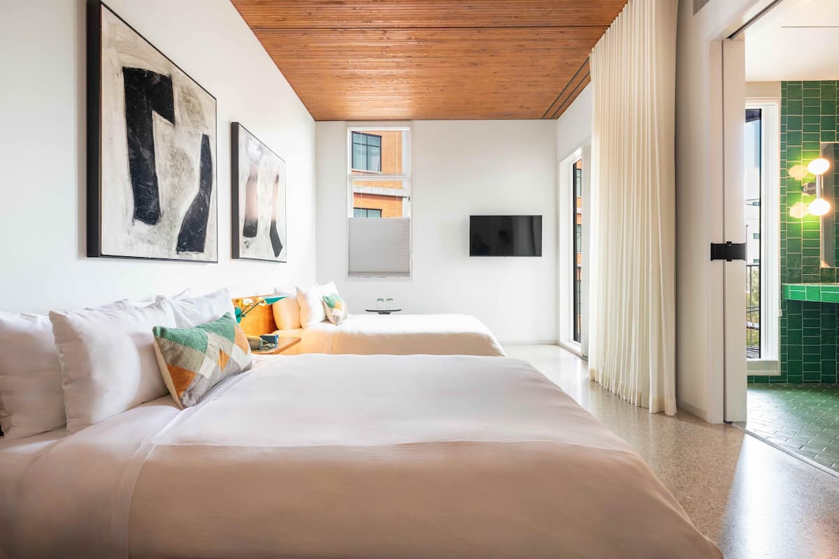 Zimmer, 2 Queen-Betten, barrierefrei | Wohnbereich | 42-Zoll-Smart-TV mit Digitalempfang, Fernseher, Netflix