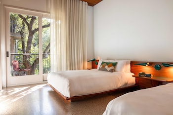Room, 2 Queen Beds | Premium bedding, pillowtop beds, minibar, in-room safe at Hotel Magdalena