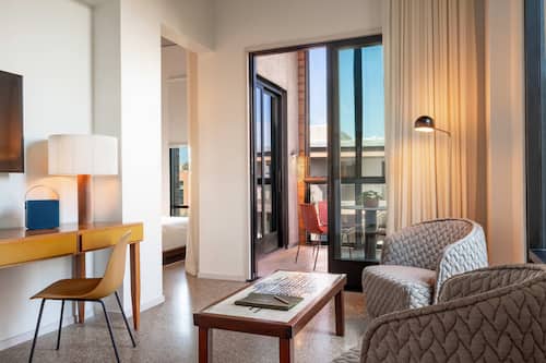 Suite junior, balcón | Área de sala de estar | Smart TV de 42 pulgadas con canales digitales, televisión y Netflix