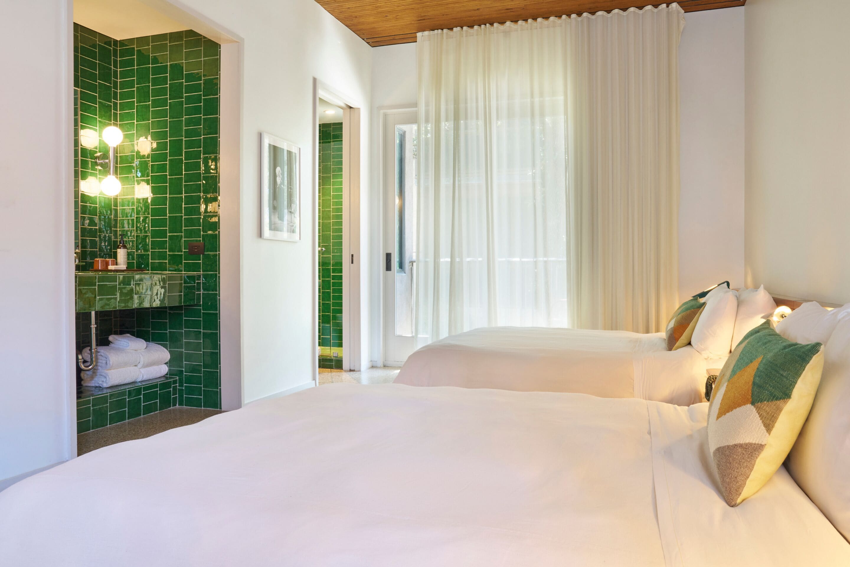 淋浴花灑、吹風機、浴袍、毛巾