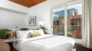 Studio, 1 King Bed, Balcony | Premium bedding, pillowtop beds, minibar, in-room safe