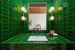 Room, 1 King Bed | Bathroom | Rainfall showerhead, hair dryer, bathrobes, towels - Hotel Magdalena (Austin)