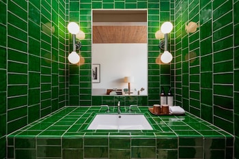 Room, 1 King Bed | Bathroom | Shower, hair dryer, towels, soap at Hotel Magdalena