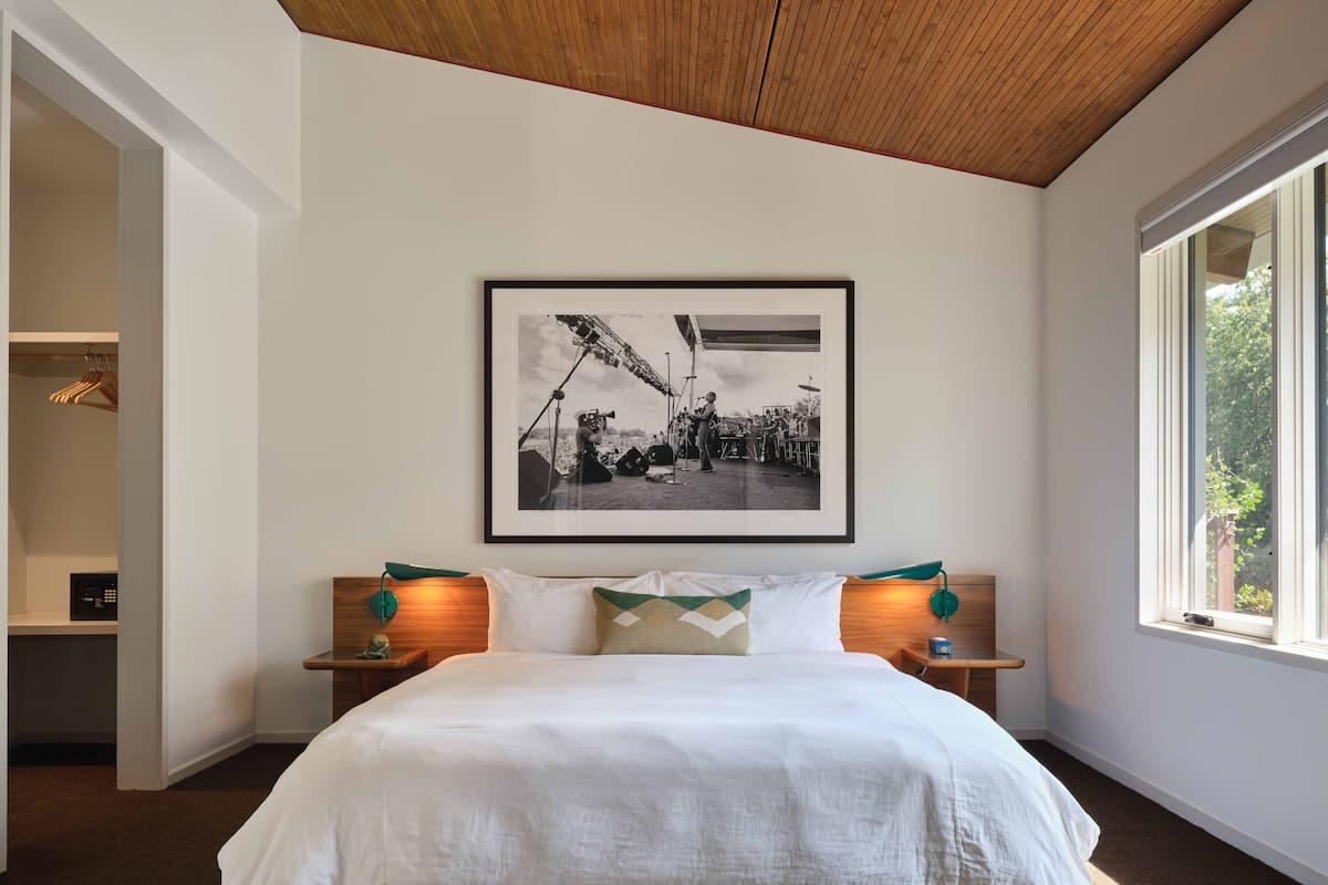 Premium bedding, pillowtop beds, minibar, in-room safe