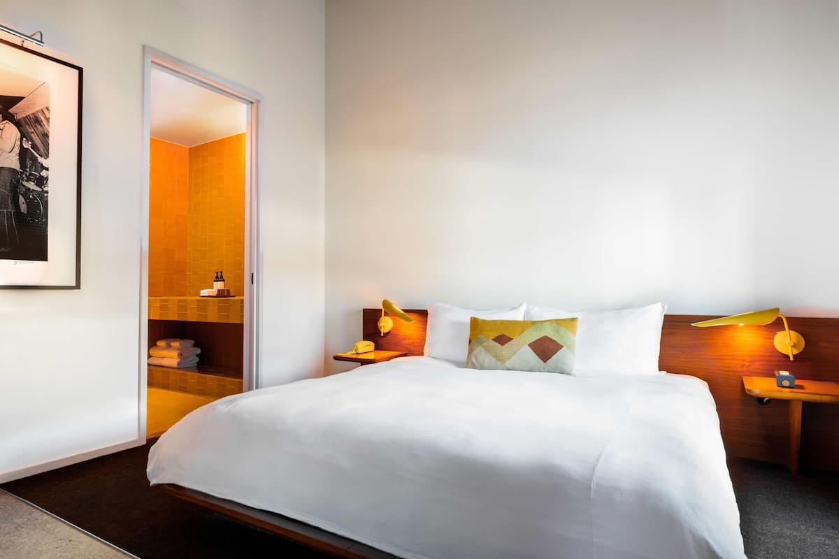 ジュニア スイート キングベッド 1 台 バルコニー | リビング エリア | 42 インチのスマートテレビ (デジタル放送視聴可)、テレビ、Netflix