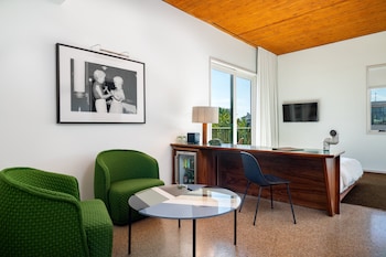 Premium bedding, pillowtop beds, minibar, in-room safe at Hotel Magdalena