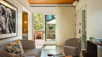 Suite, 1 trÚs grand lit, terrasse | Coin séjour | TV connectée de 42 pouces avec chaßnes numériques, télévision, Netflix