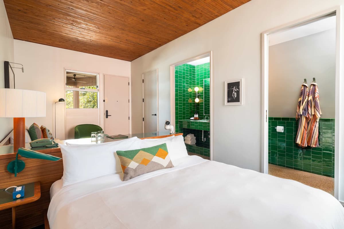 ルーム キングベッド 1 台 | リビング エリア | 42 インチのスマートテレビ (デジタル放送視聴可)、テレビ、Netflix