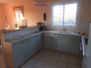 ثلاجة، ميكروويف، فرن، موقد طهي مسطح