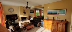 تلفزيون، مدفأة، مشغل دي في دي، تنس طاولة