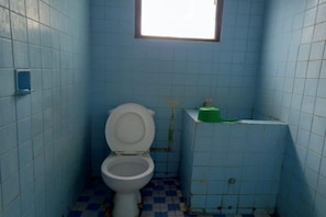 Quarto casal standard | Banheiro | Chuveiro, toalhas de banho