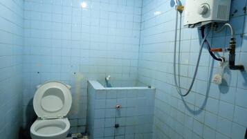 Standard Twin Room | Bathroom | Shower, towels