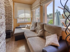 テレビ、暖炉、卓球台