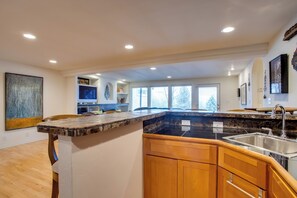 Geladeira, micro-ondas, cooktop, lava-louças