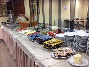 Café da manhã com buffet grátis todos os dias