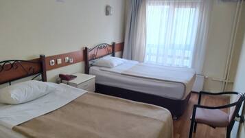 Habitación estándar con 1 cama matrimonial o 2 individuales | Escritorio, wifi gratis y ropa de cama