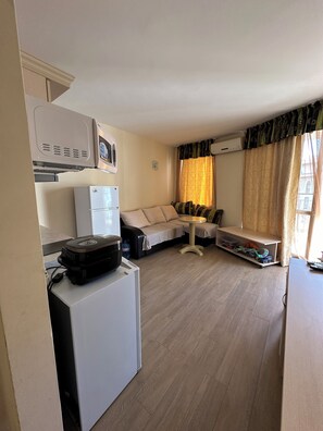 28-inch LCD TV with cable channels, TV