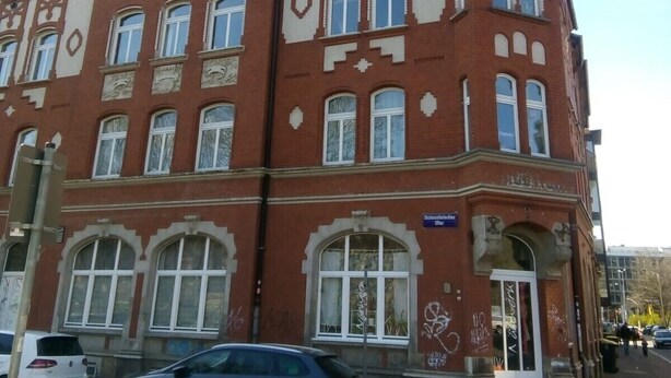 Ein historisches Gebäude mit zahlreichen Fenstern und einem markanten Turm.