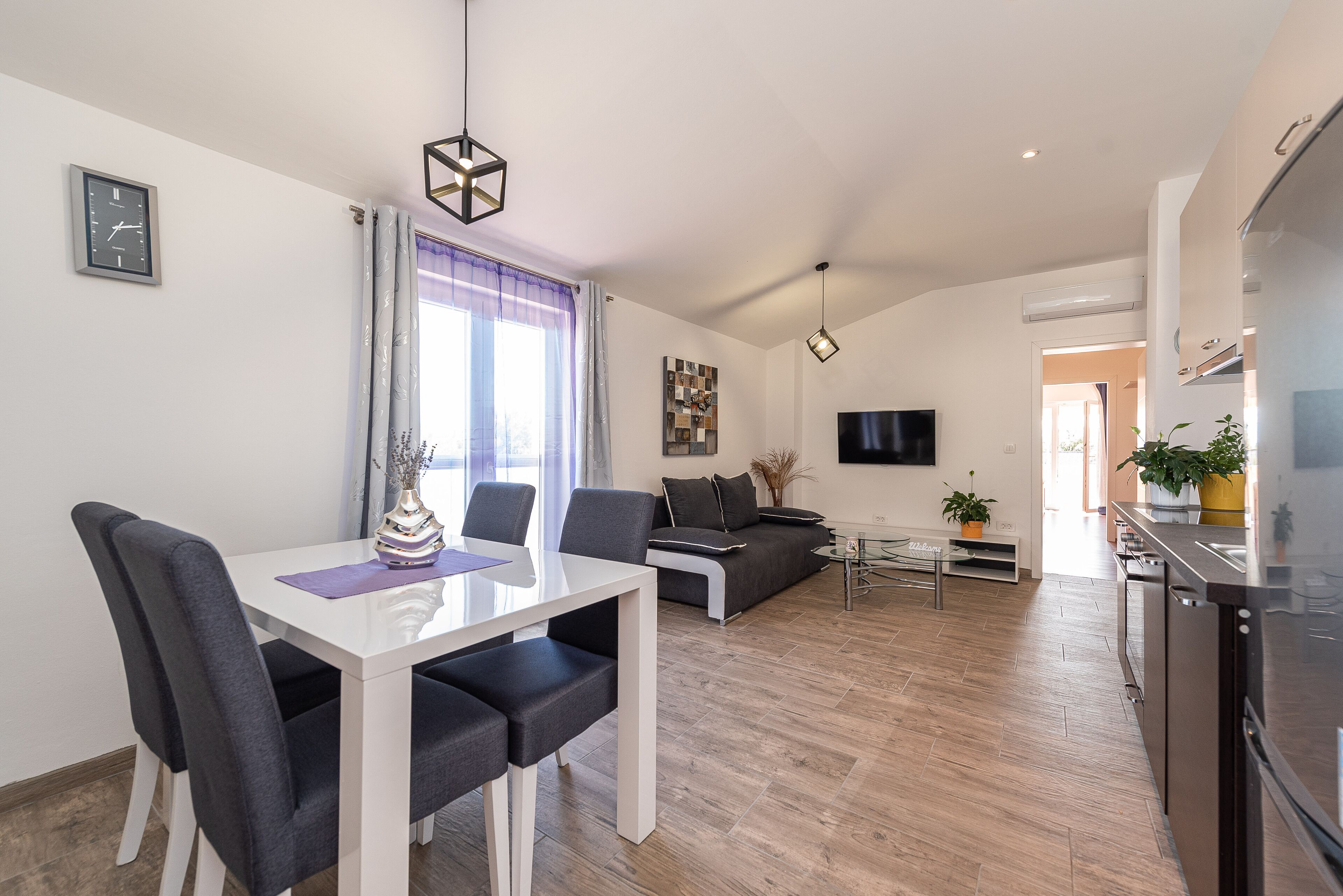 Apartment, 1 Bedroom (Lavanda) | Living area | 80-cm flat-screen TV with satellite channels, TV, toys