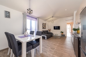 Apartment, 1 Schlafzimmer (Lavanda) | Wohnbereich | 80-cm-Flachbildfernseher mit Satellitenempfang, Fernseher