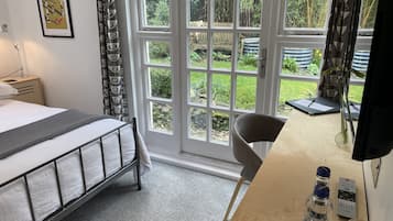 Garden Room | Verdunkelungsvorhänge, kostenloses WLAN, Bettwäsche