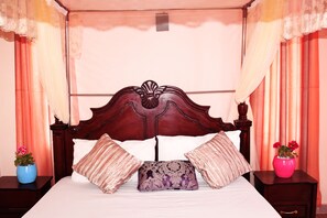 3 bedrooms, iron/ironing board, WiFi, bed sheets - This light filled appartment is , spacious, cosy and  feels more like home. (Nairobi)