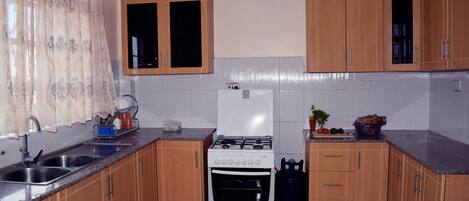 冷蔵庫、電子レンジ、オーブン、コンロ