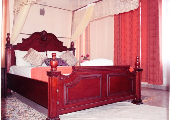 3 bedrooms, iron/ironing board, WiFi, bed sheets - This light filled appartment is , spacious, cosy and  feels more like home. (Nairobi)